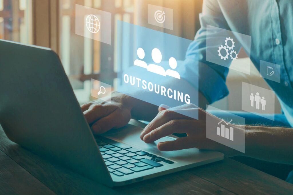 Outsourcing-Konzept, Personalwesen und Rekrutierung für Unternehmen, Outsourcing-Wort auf virtuellem Bildschirm