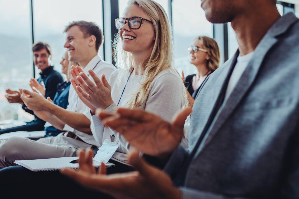 Menschen bei einem Seminar