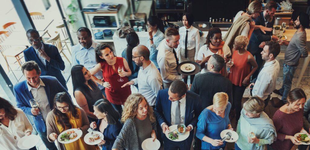 Menschen Essen bei einem Event