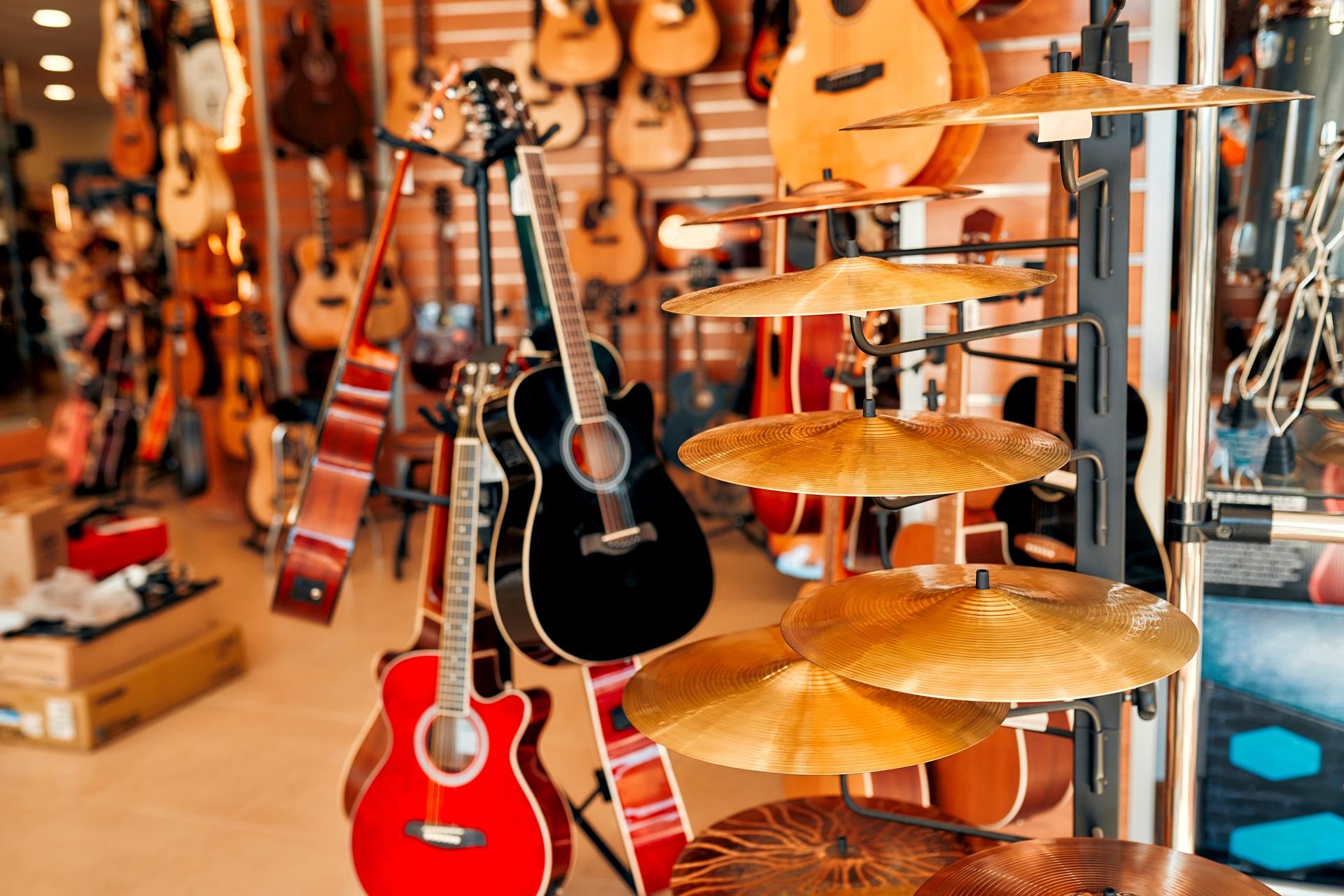 Gitarren und Becken im Musikladen | Software für Musikfachhandel