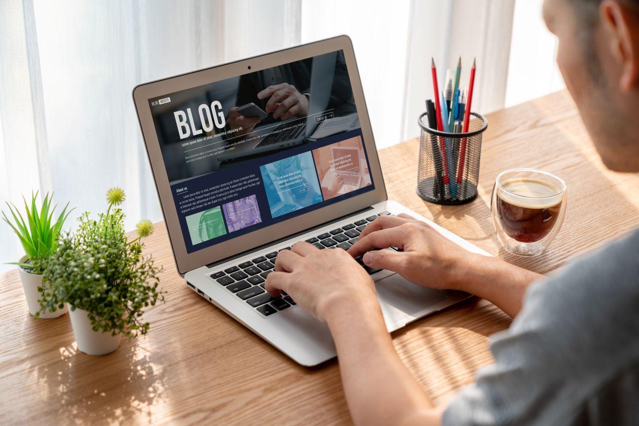 Professionelles Schreiben eines Blogartikels am Laptop – wie Unternehmen mit einer Ghostwriter Agentur hochwertige Inhalte erstellen