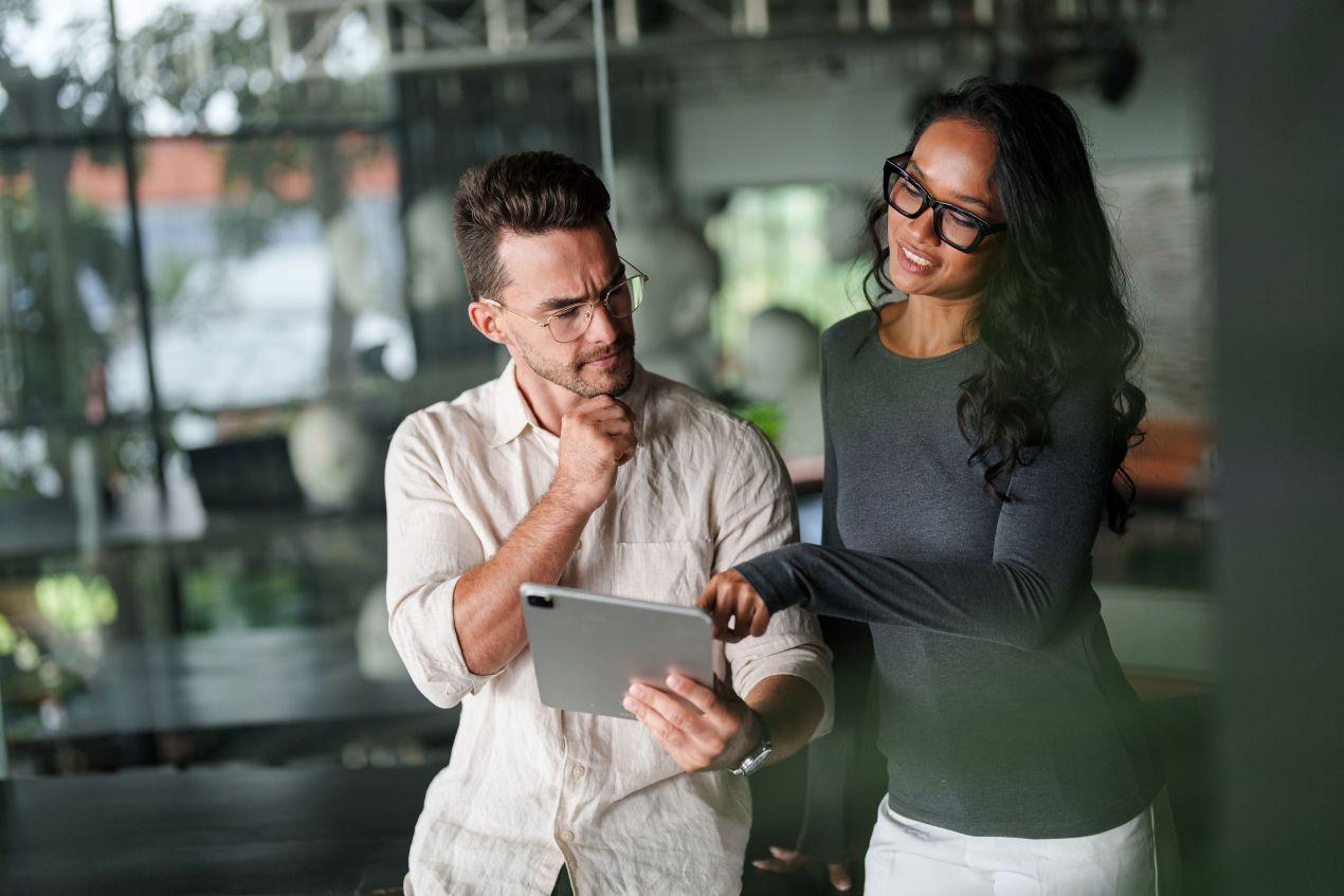 Team bespricht Kommunikationsprozesse im Unternehmen – Outsourcing von Content an eine Ghostwriter Agentur als Teil der Wachstumsstrategie