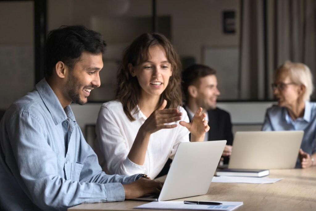 Zwei Personen besprechen Content-Strategie auf einem Tablet – Zusammenarbeit mit einer Ghostwriter Agentur zur Skalierung von Inhalten