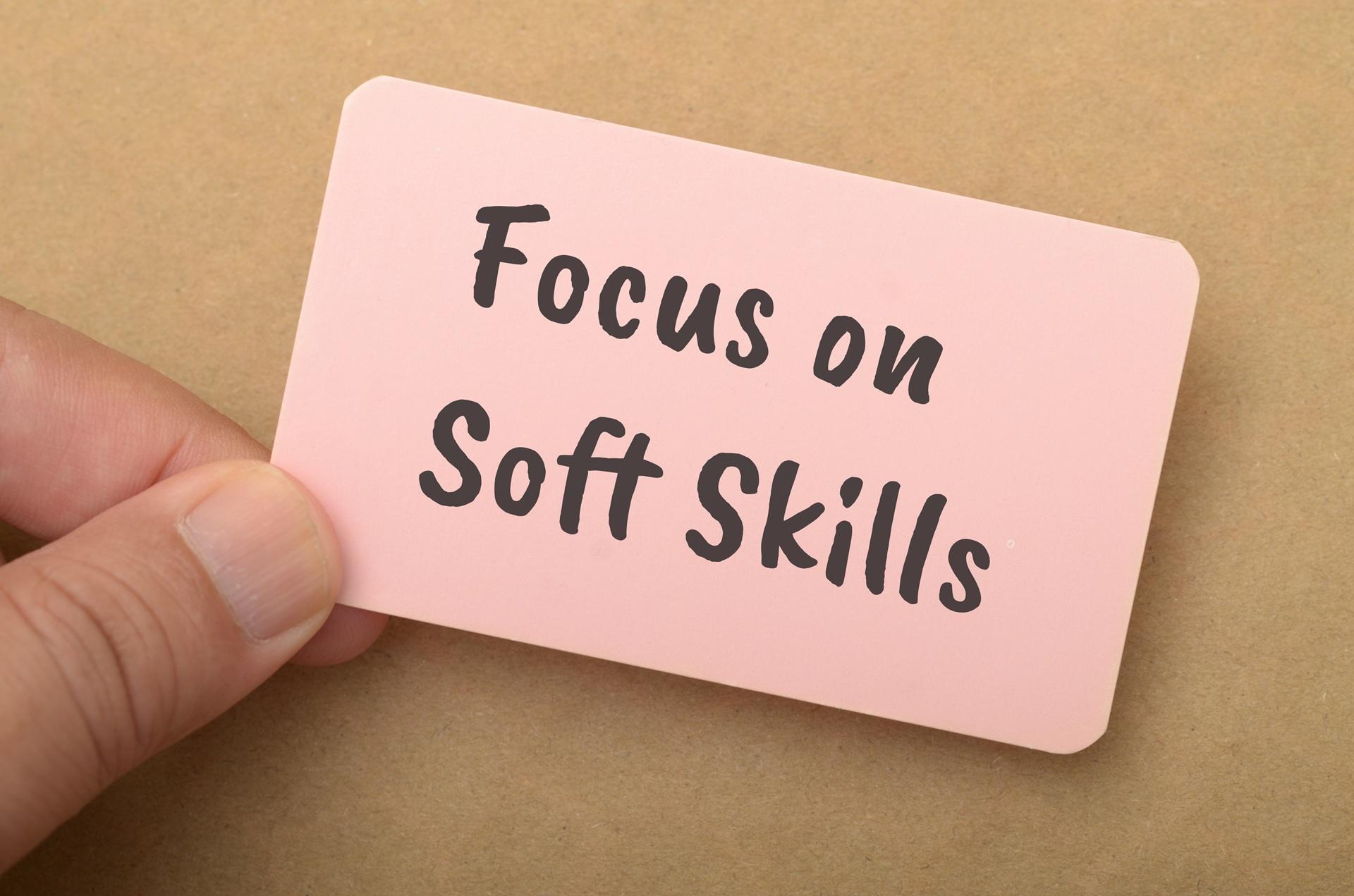 Fokuskarte mit Aufschrift Soft Skills | Düsseldorf Escort

