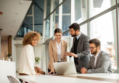 Stilvolle Präsenz: Soft Skills, die bei Geschäftsterminen entscheiden