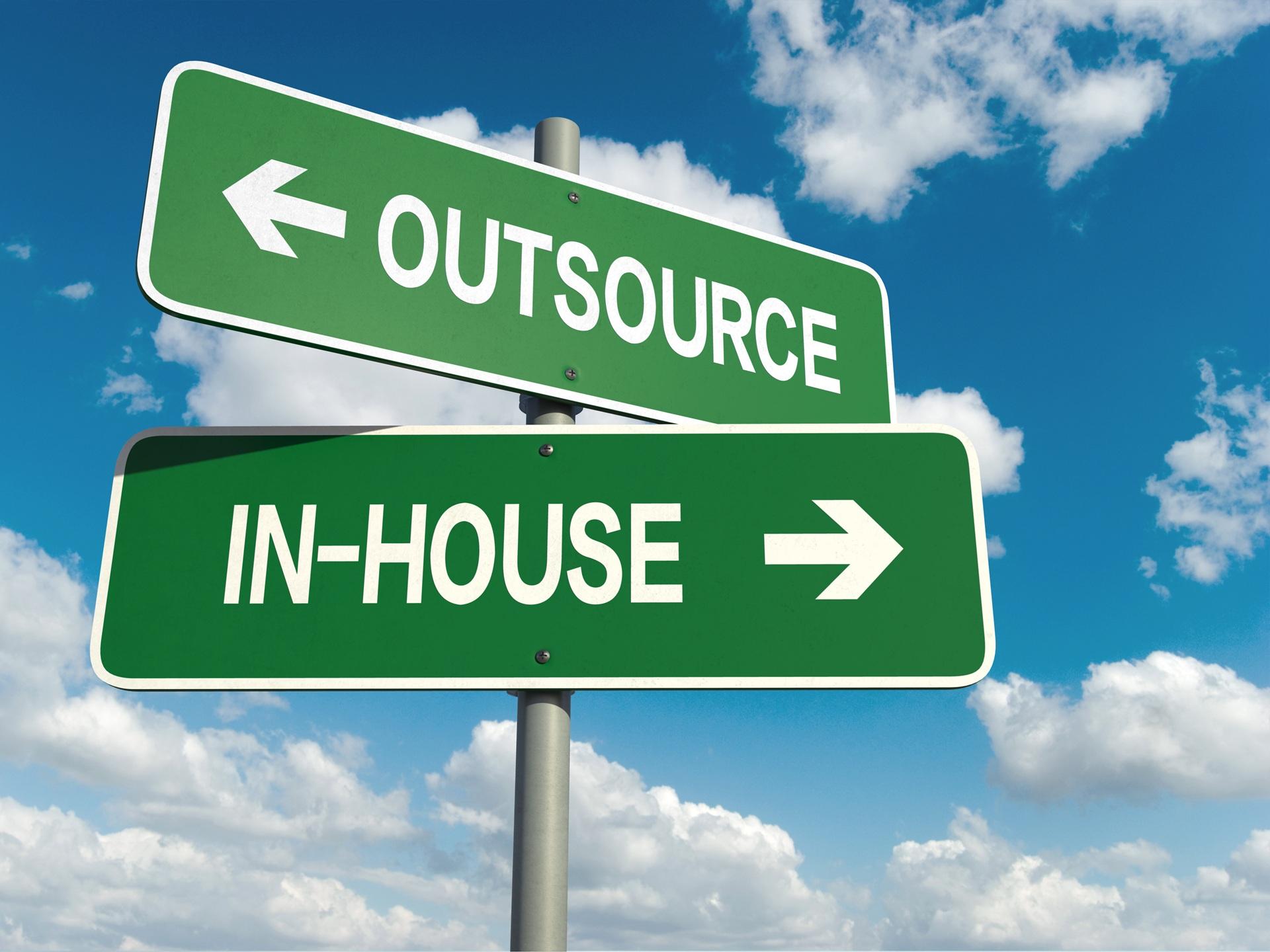 Richtungsentscheidung zwischen Outsourcing und Inhouse | Compliance Anwalt