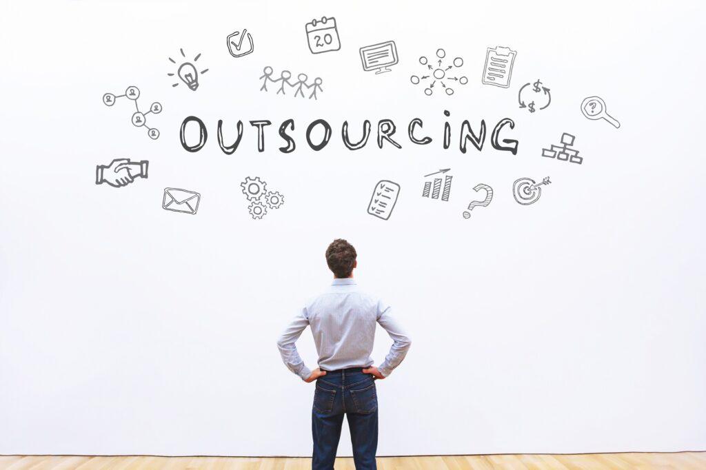 Strategische Planung beim Outsourcing visualisiert | Compliance Anwalt